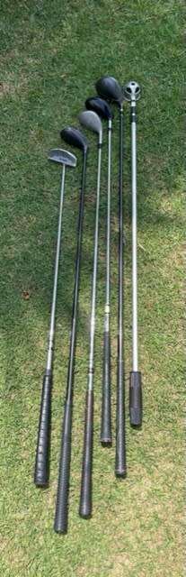 LOT OF 5 GOLF CLUBS, GOLF BALLS AND A GOLF BALL RETRIEVER