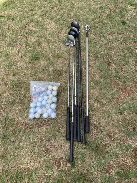 LOT OF 5 GOLF CLUBS, GOLF BALLS AND A GOLF BALL RETRIEVER