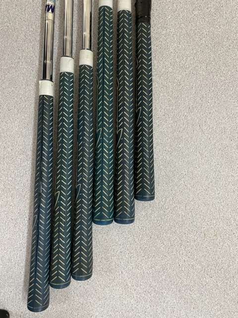 SET OF 6 MANTA PROFESSIONAL GOLF CLUBS