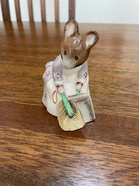 *RARE* ROYAL ALBERT BEATRIX POTTER - HUNCA MUNCA SWEEPING FIGURINE