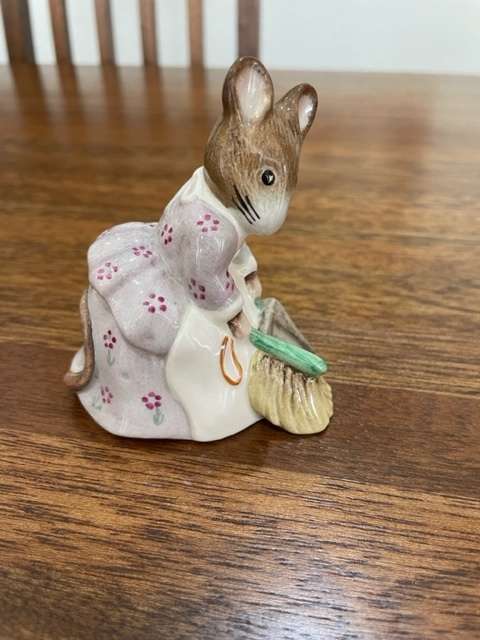*RARE* ROYAL ALBERT BEATRIX POTTER - HUNCA MUNCA SWEEPING FIGURINE