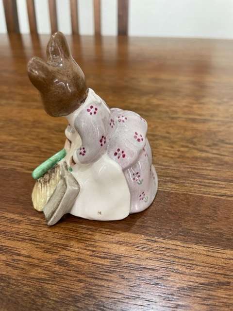 *RARE* ROYAL ALBERT BEATRIX POTTER - HUNCA MUNCA SWEEPING FIGURINE