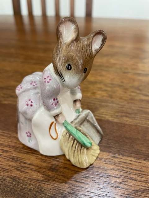 *RARE* ROYAL ALBERT BEATRIX POTTER - HUNCA MUNCA SWEEPING FIGURINE