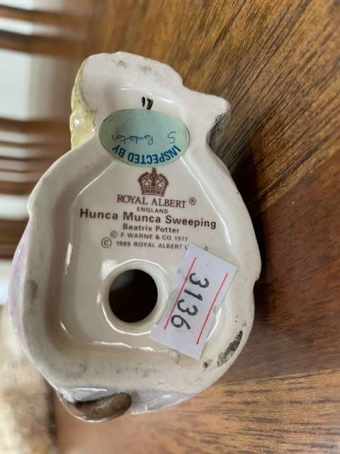 *RARE* ROYAL ALBERT BEATRIX POTTER - HUNCA MUNCA SWEEPING FIGURINE