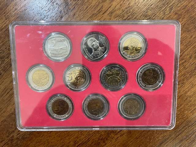 COMPLETE SET OF COMMEMORATIVE R5 COINS 1994 TO 2021 IN CAPSULES AND TRAY