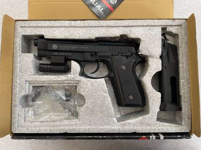 GUERRILLA POLICE Co2 pistol with laser sight - *needs repair*