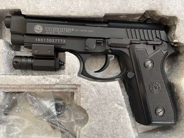 GUERRILLA POLICE Co2 pistol with laser sight - *needs repair*
