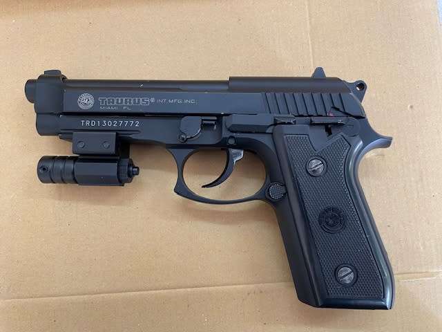 GUERRILLA POLICE Co2 pistol with laser sight - *needs repair*