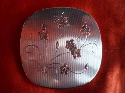 STUNNING STERLING SILVER POWDER COMPACT WITH BEAUTIFUL ENGRAVED DETAIL