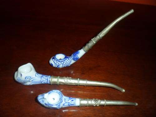 THREE LITTLE PORCELAIN PIPES