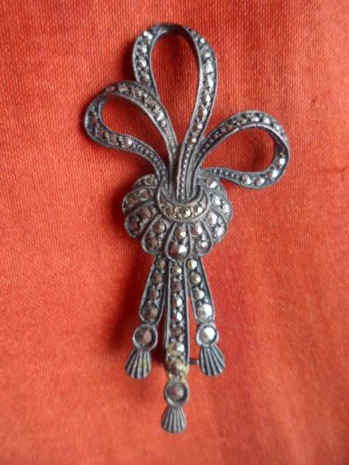 LOVELY BOW-SHAPED STERLING SILVER AND MARCASITE BROOCH