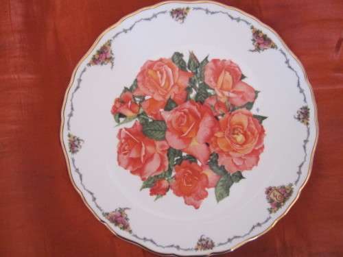 ROYAL ALBERT DISPLAY PLATE: QUEEN MOTHERS FAVOURITE FLOWERS