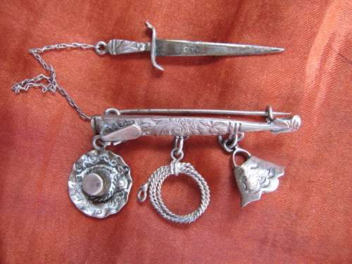RARE AND DETAILED VINTAGE SILVER DAGGER BROOCH
