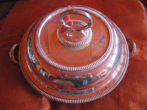 MAPPIN AND WEBB  ROUND SILVER PLATED ENTREE DISH WITH DIVISION