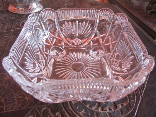 SQUARE CRYSTAL BOWL ON FEET