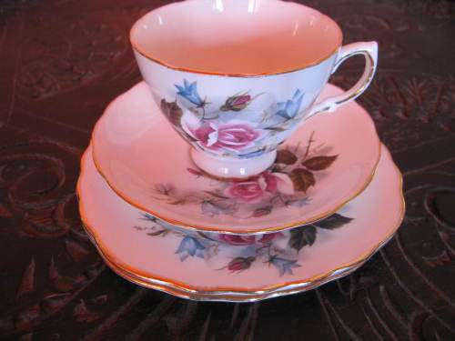 ROYAL VALE TRIO AND EXTRA CAKE PLATE