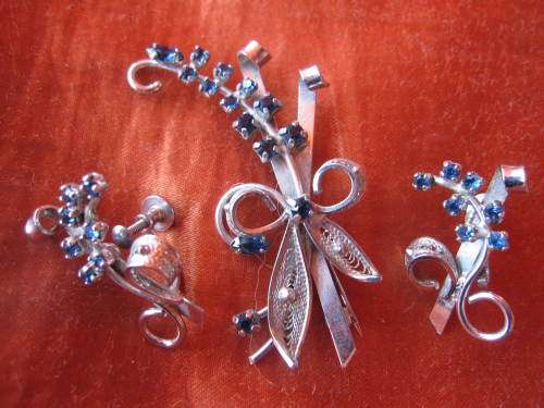 SILVER BROOCH AND MATCHING EARRINGS