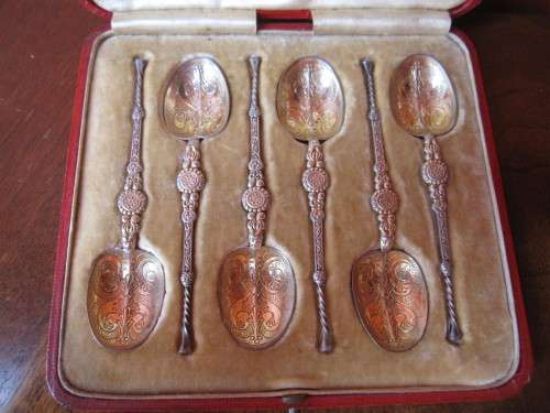 A BOXED SET OF 6 SILVER-GILT ANOINTING SPOONS