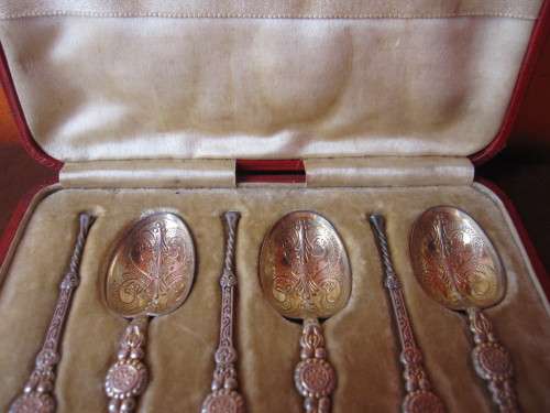 A BOXED SET OF 6 SILVER-GILT ANOINTING SPOONS