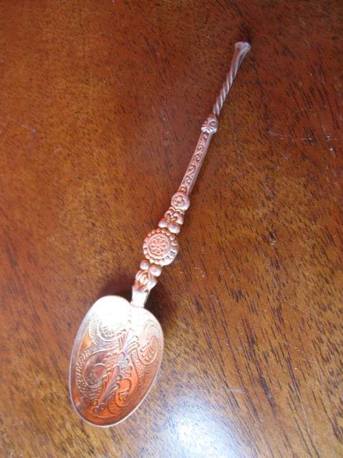 A BOXED SET OF 6 SILVER-GILT ANOINTING SPOONS