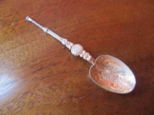A BOXED SET OF 6 SILVER-GILT ANOINTING SPOONS
