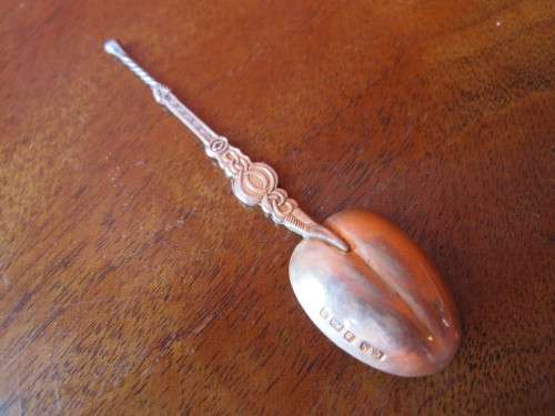 A BOXED SET OF 6 SILVER-GILT ANOINTING SPOONS