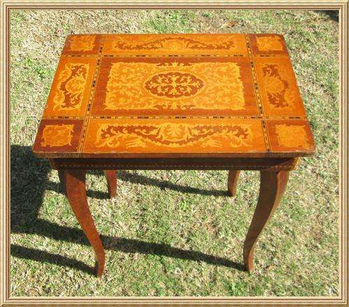 Vintage Musical Stool from Blisful