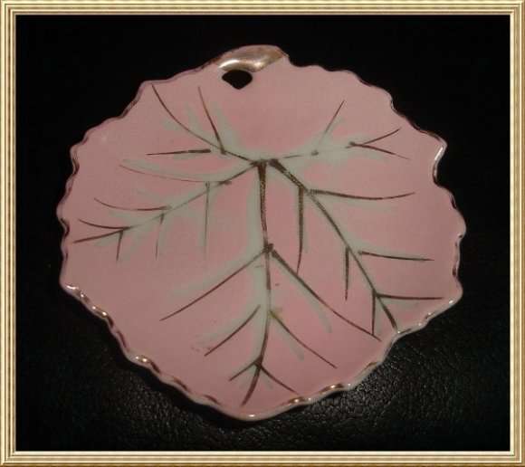 LEAF SHAPE PORECLAIN WALL PLAQUE from BLISFUL