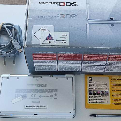 Nintendo 3ds console with original stylus and charger + original packaging and manuals
