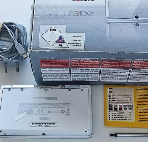 Nintendo 3ds console with original stylus and charger + original packaging and manuals