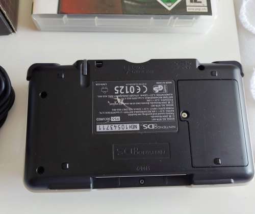 Nintendo DS with Metroid Prime hunters demo
