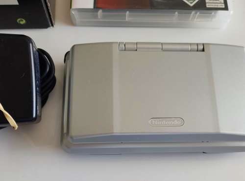 Nintendo DS with Metroid Prime hunters demo
