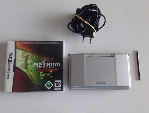 Nintendo DS with Metroid Prime hunters demo