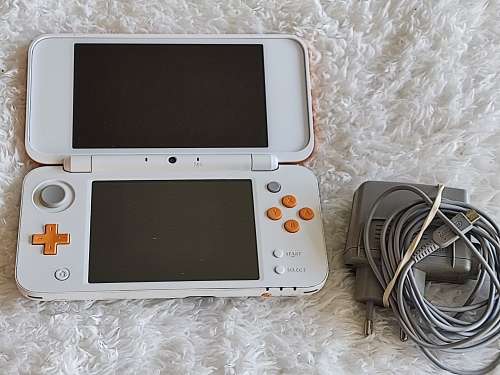 'New' Nintendo 2ds xl with memory card and original charger
