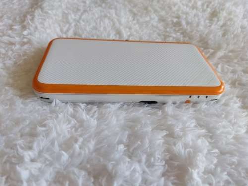 'New' Nintendo 2ds xl with memory card and original charger