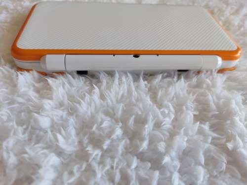 'New' Nintendo 2ds xl with memory card and original charger