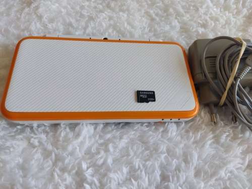 'New' Nintendo 2ds xl with memory card and original charger