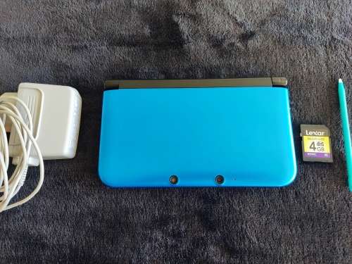 Nintendo 3ds XL with memory card and charger