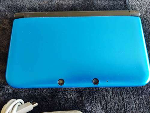 Nintendo 3ds XL comes wuth stylus memory card original charger and packaging