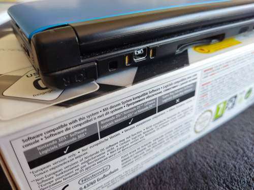 Nintendo 3ds XL comes wuth stylus memory card original charger and packaging