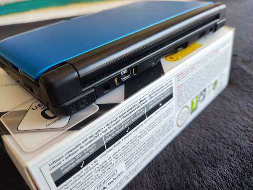 Nintendo 3ds XL comes wuth stylus memory card original charger and packaging