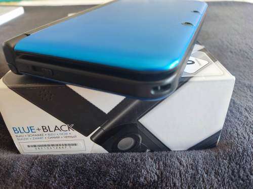Nintendo 3ds XL comes wuth stylus memory card original charger and packaging
