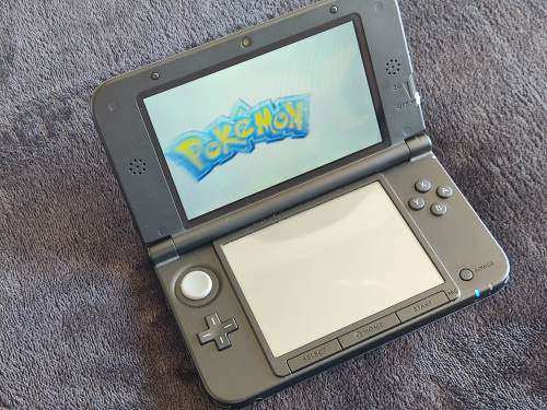 Nintendo 3ds XL comes wuth stylus memory card original charger and packaging