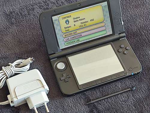 Nintendo 3ds XL comes wuth stylus memory card original charger and packaging