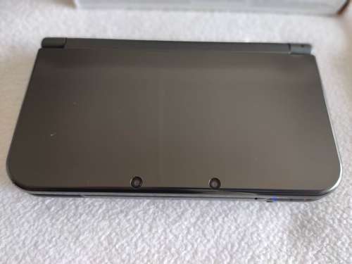 "New" Nintendo 3ds XL with original packaging, charger and stylus
