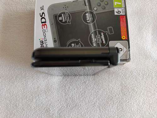 "New" Nintendo 3ds XL with original packaging, charger and stylus
