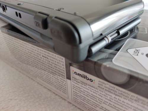 "New" Nintendo 3ds XL with original packaging, charger and stylus