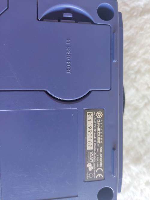 GameCube Nintendo DE 11990162 with cables, controller and memory card