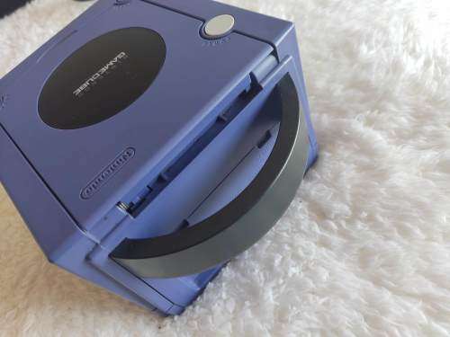 GameCube Nintendo DE 11990162 with cables, controller and memory card
