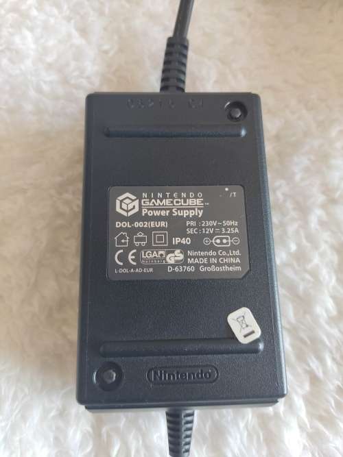 GameCube Nintendo DE 11990162 with cables, controller and memory card